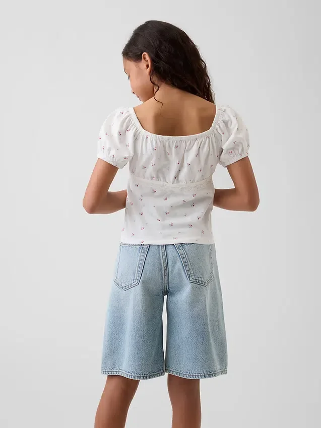 Blusa infantil de mangas abullonadas con ribete de encaje