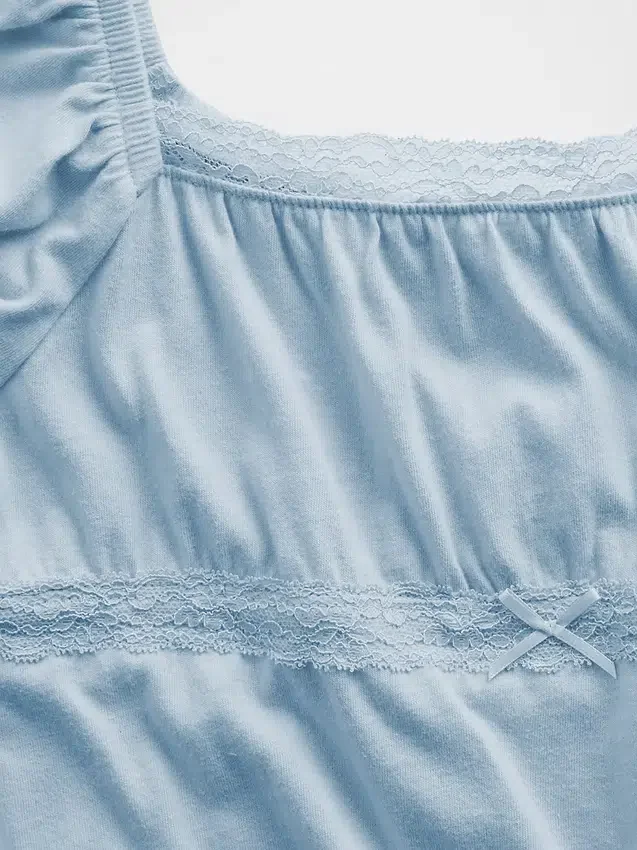 Blusa infantil de mangas abullonadas con ribete de encaje