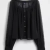 Blusa transparente con botones al frente