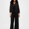 Blusa transparente con inserciones de encaje reciclado y cuello con lazo