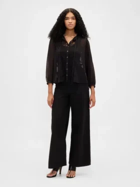 Blusa transparente con inserciones de encaje reciclado y cuello con lazo