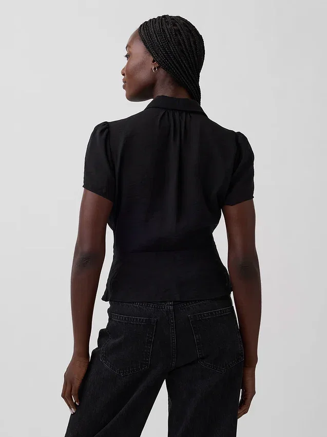 Blusa transparente con peplum y botones en el frente