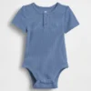 Body Henley de canalé fino «Baby First Favorites»