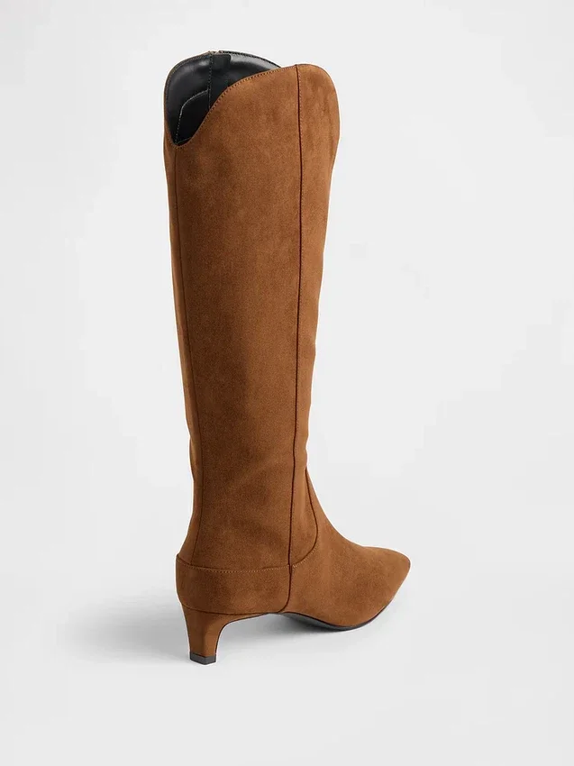 Botas altas hasta la rodilla con tacón bajo y punta afilada