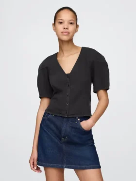 Camisa corta de mezclilla con mangas acampanadas
