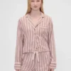 Camisa de pijama de franela a rayas holgada de GAP × Summer Fridays