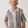 Camisas de jerséu infantil de rayas en crochet