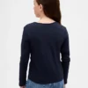 Camiseña ajustada con lazo y abertura para niños