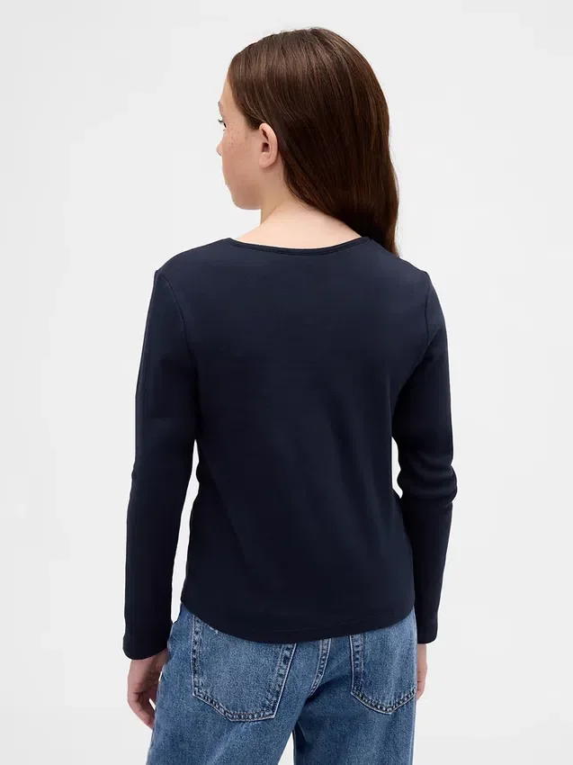 Camiseña ajustada con lazo y abertura para niños