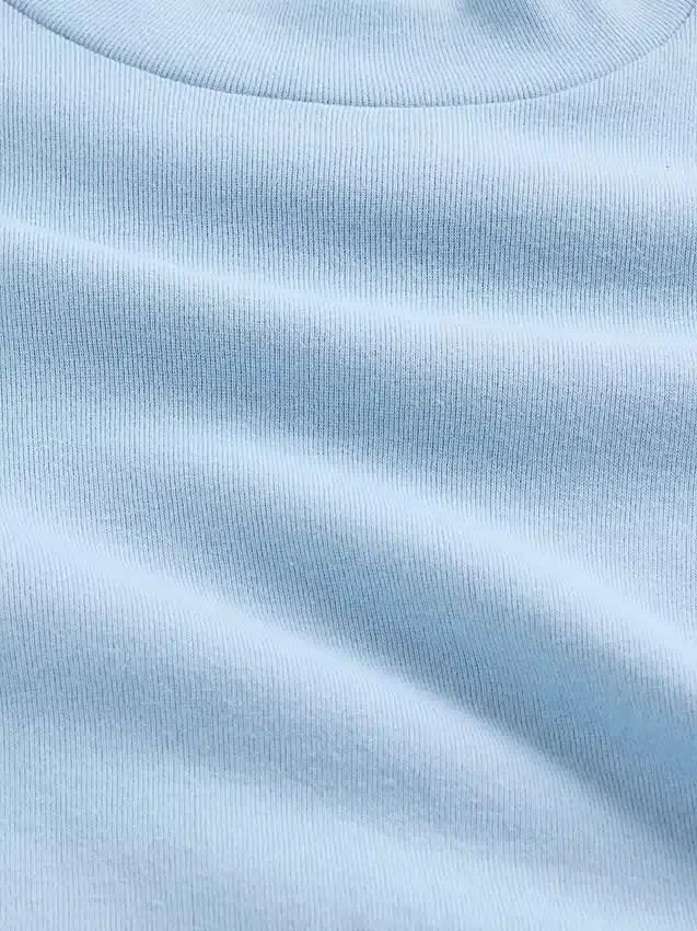 Camiseña de cuello alto acanalado para niños
