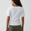 Camiseta con cuello redondo acanalado