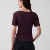Camiseta con cuello redondo acanalado