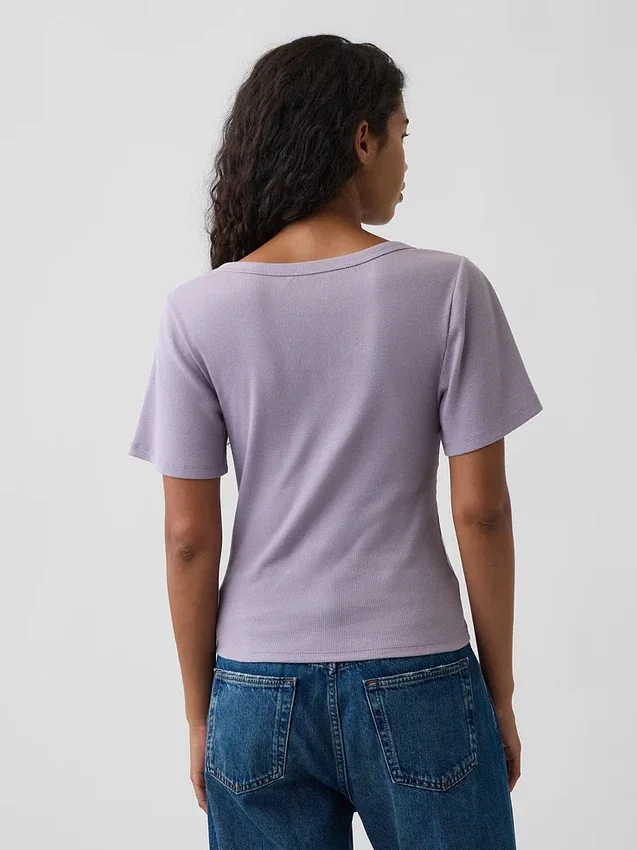 Camiseta con cuello redondo acanalado