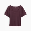 Camiseta con cuello redondo acanalado