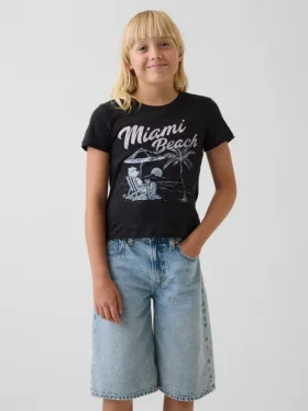 Camiseta con diseño gráfico para niños