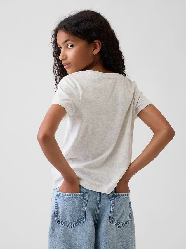 Camiseta con diseño gráfico para niños