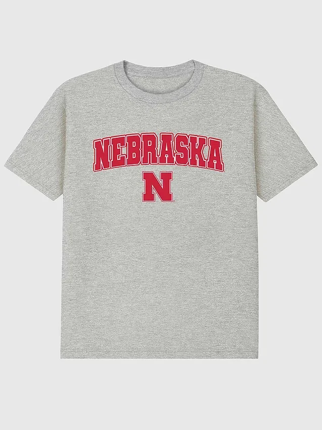 Camiseta con el Arch Logo de la Universidad de Nebraska en color oscuro