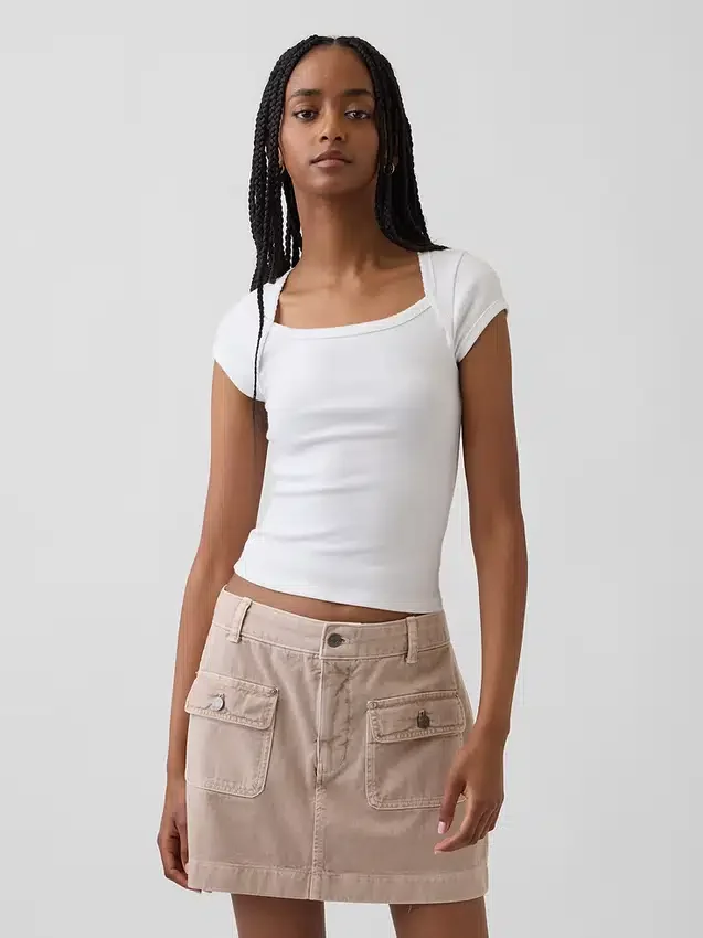 Camiseta corta moderna con cuello cuadrado