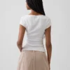 Camiseta corta moderna con cuello cuadrado