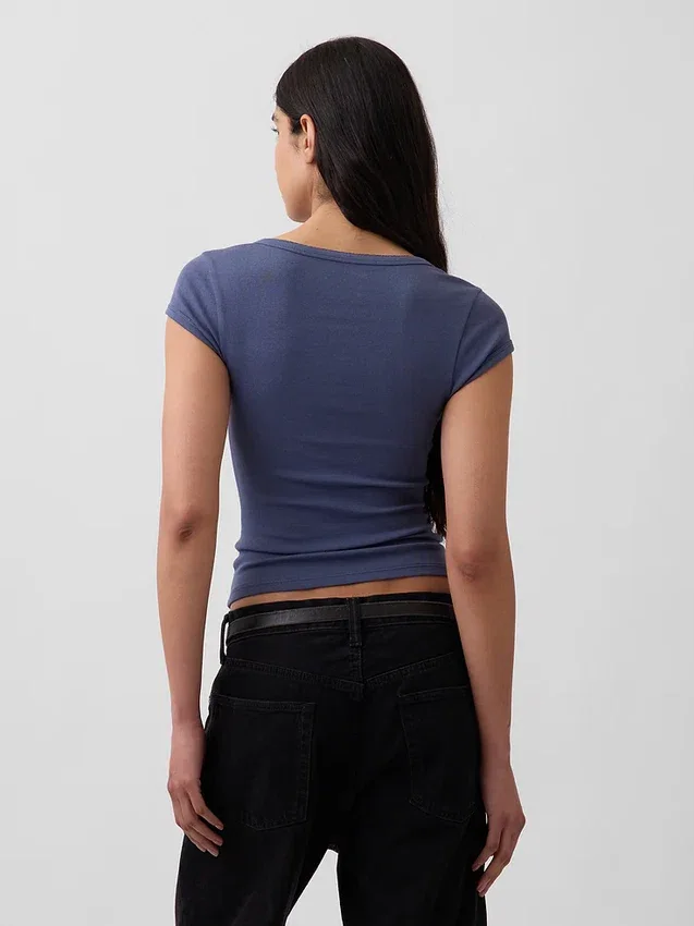 Camiseta corta moderna con cuello cuadrado