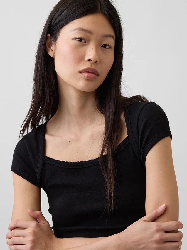 Camiseta corta moderna con cuello cuadrado