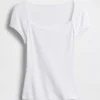 Camiseta corta moderna con cuello cuadrado