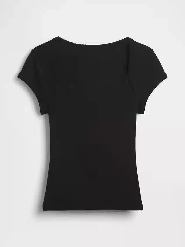 Camiseta corta moderna con cuello cuadrado