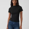 Camiseta corta moderna de cuello alto con costuras acanaladas