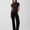 Camiseta corta moderna de cuello alto con costuras acanaladas