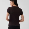 Camiseta corta moderna de cuello alto con costuras acanaladas