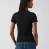 Camiseta corta moderna de cuello alto con costuras acanaladas