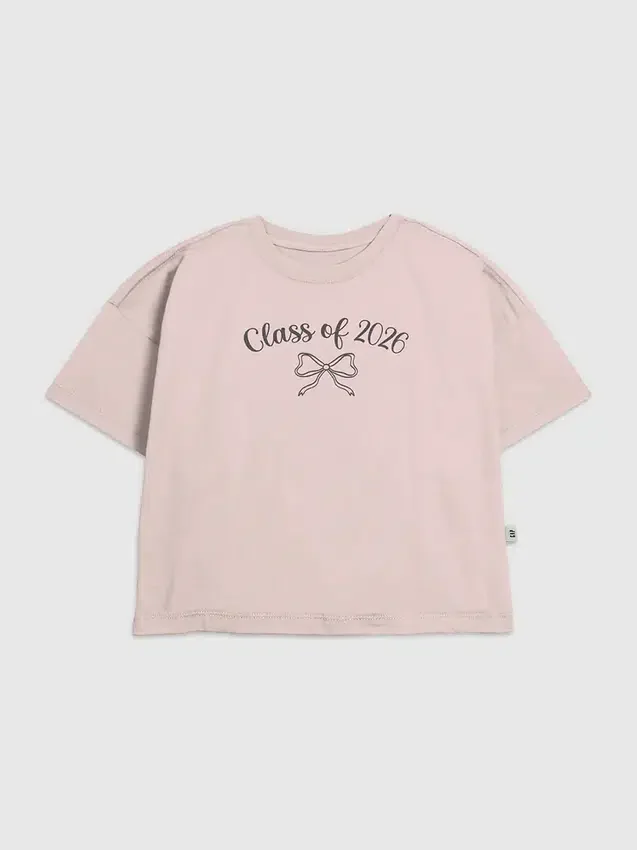 Camiseta infantil con gráfico de la promoción de 2026 y lazo