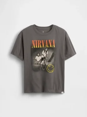 Camiseta infantil holgada con diseño gráfico