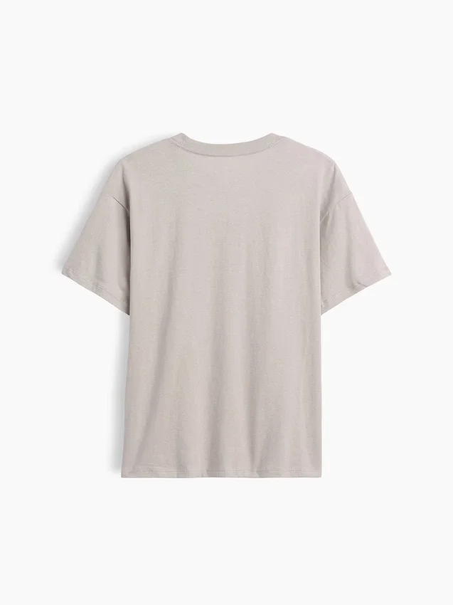 Camiseta infantil holgada con diseño gráfico