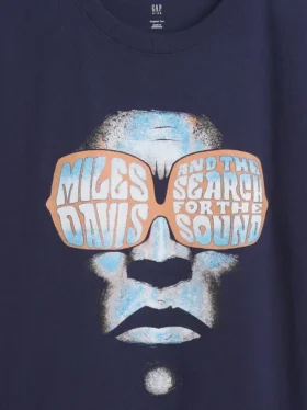 Camiseta infantil holgada con diseño gráfico