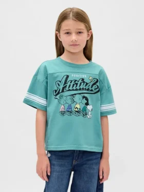 Camiseta infantil oversize con diseño gráfico