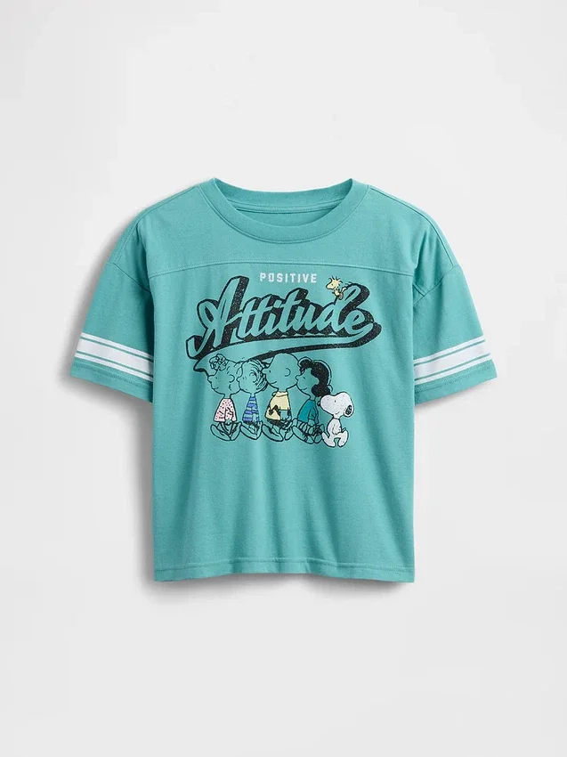 Camiseta infantil oversize con diseño gráfico