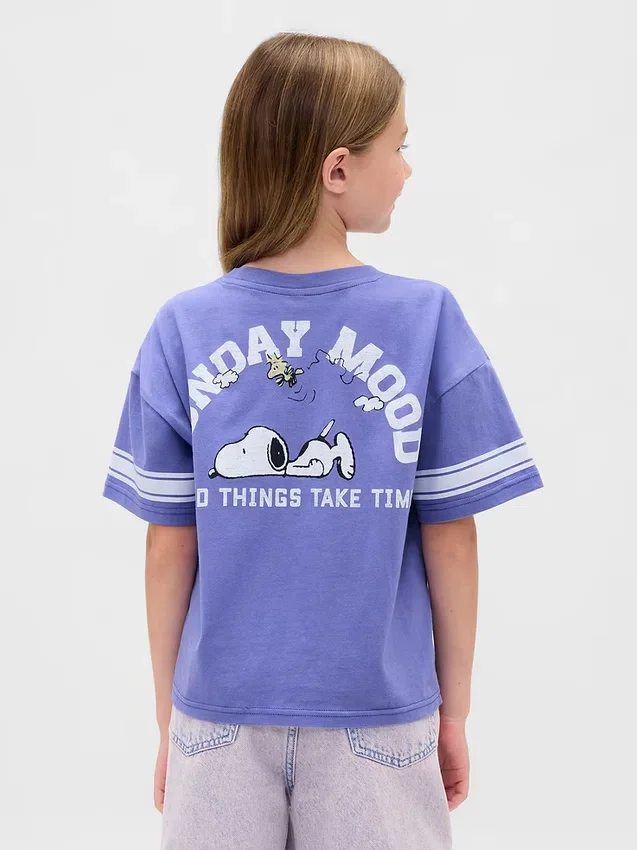Camiseta infantil oversize con diseño gráfico