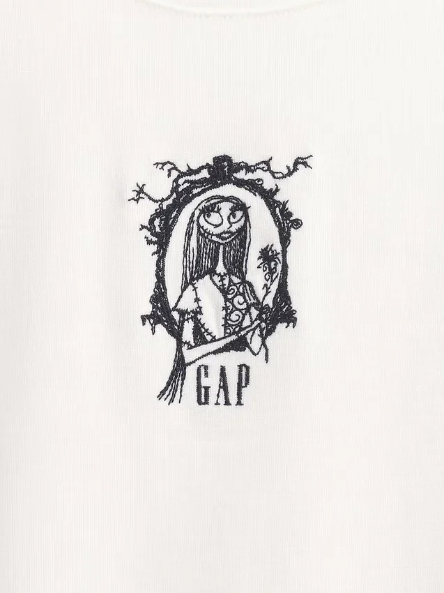 Camiseta moderna ajustada de GAP × Disney «La pesadilla antes de Navidad» de Tim Burton