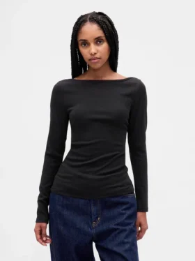 Camiseta moderna con cuello de barco