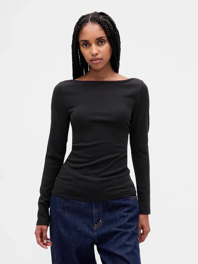 Camiseta moderna con cuello de barco