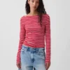 Camiseta moderna con cuello de barco