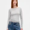 Camiseta moderna con cuello de barco