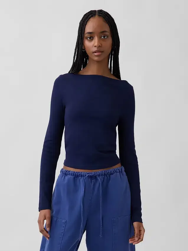 Camiseta moderna con cuello de barco