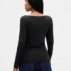 Camiseta moderna con cuello de barco