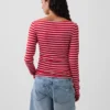 Camiseta moderna con cuello de barco