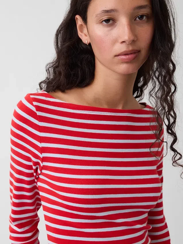 Camiseta moderna con cuello de barco