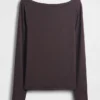 Camiseta moderna con cuello de barco
