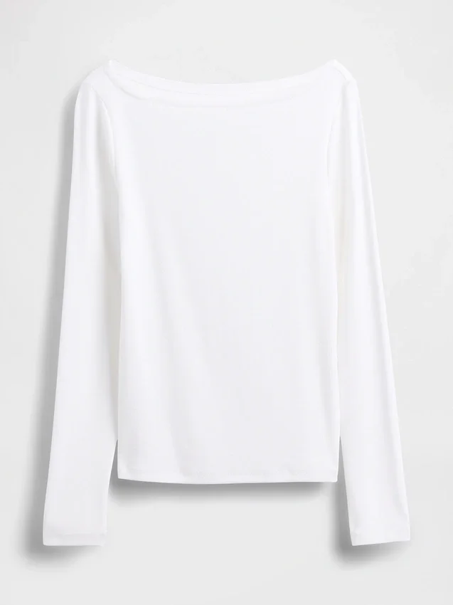 Camiseta moderna con cuello de barco