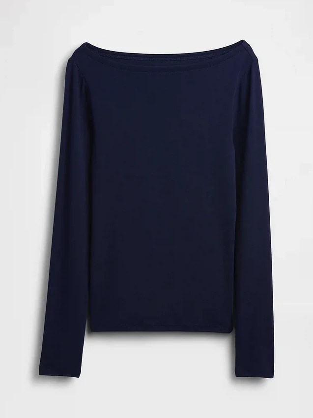 Camiseta moderna con cuello de barco